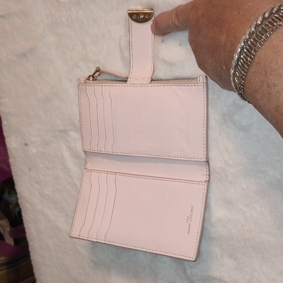 The Marc Jacobs Pink Wallet (Has issues pictures 2/5/6/7 ) - Picture 4 of 12